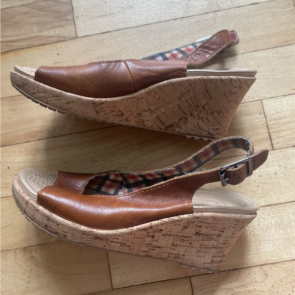 Crocs‎ A Leigh Size 9 M Tan Leather Slingback Peep Toe Cork Wedge Heel Sandals - Picture 1 of 8